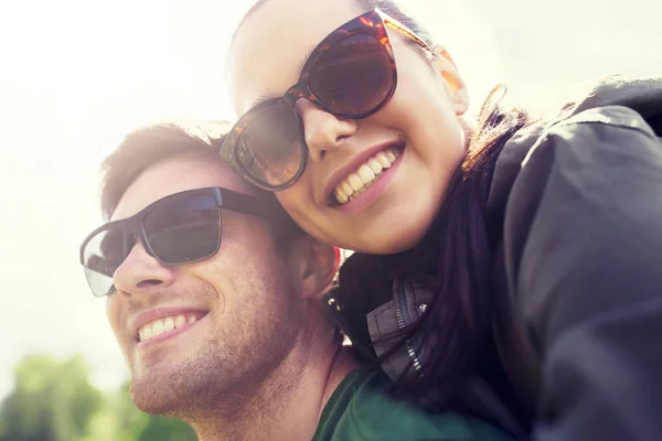 Couple heureux s'amuser à l'extérieur — Photo