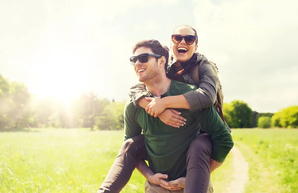 Glückliches Paar mit Rucksäcken, die Spaß im Freien haben — Stockfoto