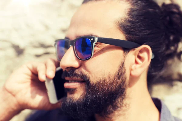 Mann mit Smartphone telefoniert auf Stadtstraße — Stockfoto
