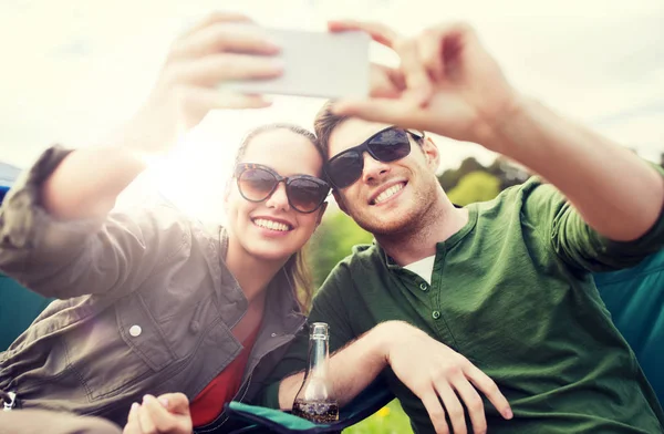 Pareja de viajeros tomando selfie por teléfono inteligente — Foto de Stock