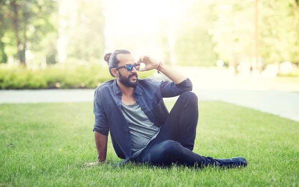 Man in zonnebril op stad straat of het park — Stockfoto