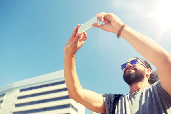 Hombre tomando vídeo o selfie por teléfono inteligente en la ciudad — Foto de Stock