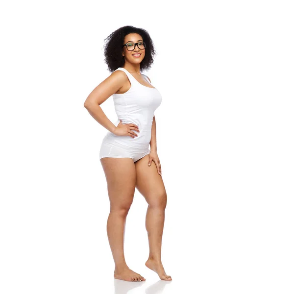Glückliche Afroamerikanerin in weißer Unterwäsche — Stockfoto