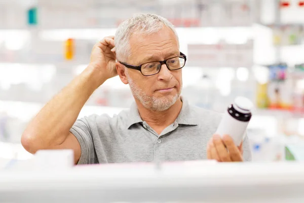 Senior client masculin avec des médicaments à la pharmacie — Photo