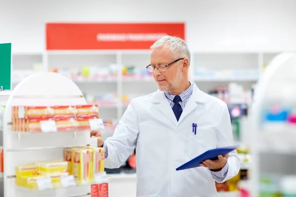 Senior con tableta pc en la farmacia — Foto de Stock