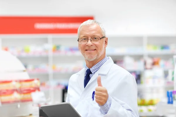 Senior con tableta pc en la farmacia —  Fotos de Stock