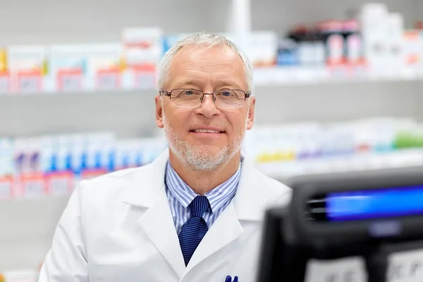 Speziale superiore presso la cassa della farmacia — Foto Stock