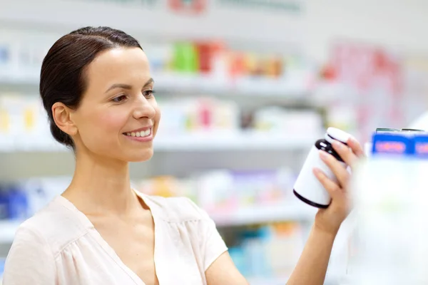 Kobiece klienta wybór leków w aptece — Zdjęcie stockowe