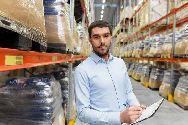 Zakenman met Klembord in magazijn — Stockfoto