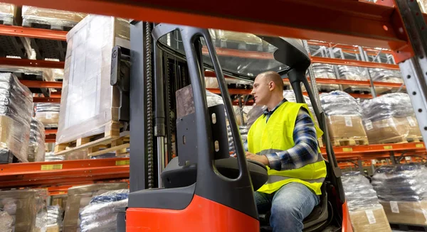 Yükleyici işletim forklift depo — Stok fotoğraf