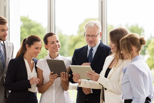 Geschäftsleute mit Tablet-Computern im Büro — Stockfoto