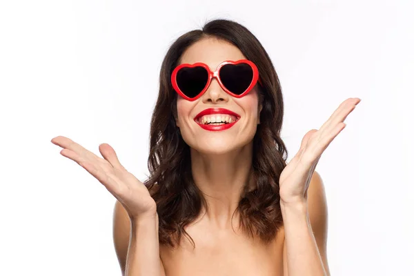 Vrouw met rode lippenstift en hartvormige tinten — Stockfoto