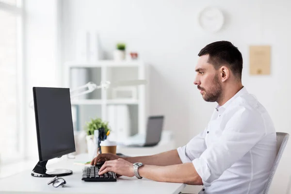 Empresário digitando no teclado do computador no escritório — Fotografia de Stock