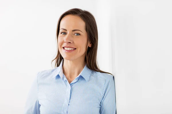 Feliz sonriente mujer de mediana edad en la oficina — Foto de Stock