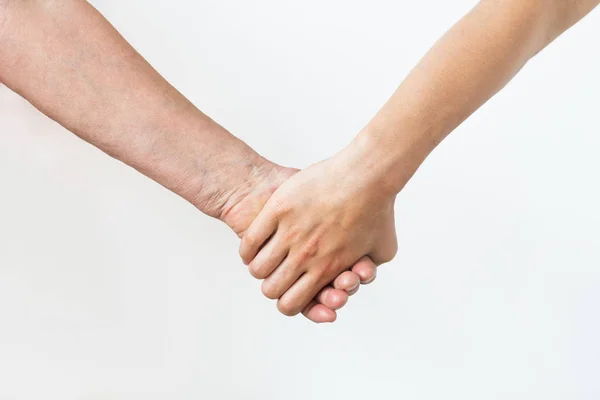 Gros plan de senior et jeune femme tenant la main — Photo