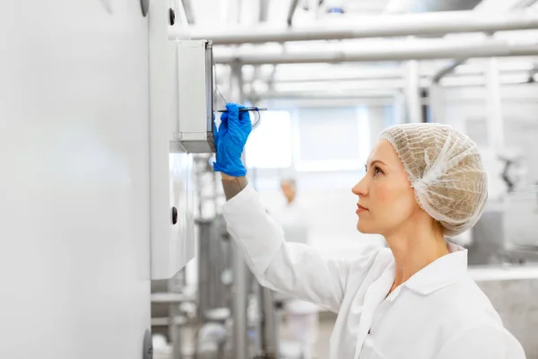 Computadora de programación de mujer en fábrica de helados — Foto de Stock