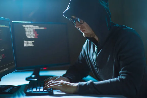 サイバー攻撃のコンピュータ ウイルスを使用してハッカー — ストック写真