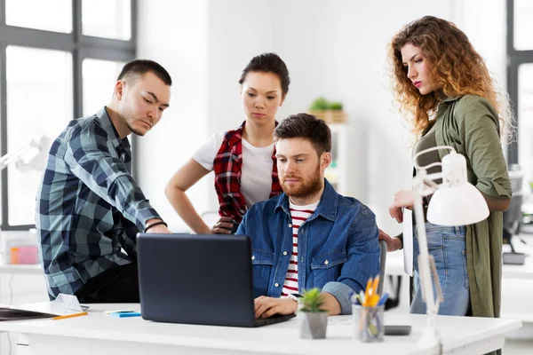 Kreativa teamet med laptop som arbetar på kontor — Stockfoto