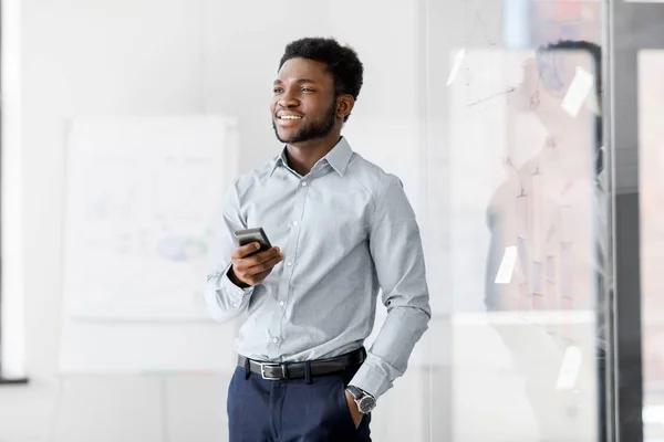 Hombre de negocios con smartphone en la oficina — Foto de Stock