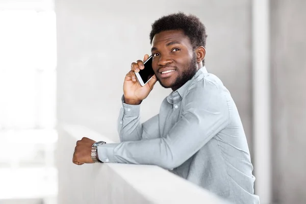 Businessman calling on smartphone at office — Stock Photo, Image