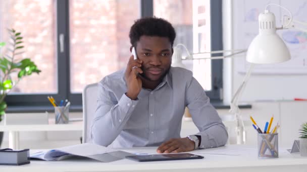 Hombre de negocios llamando en teléfono inteligente en la oficina — Vídeo de stock