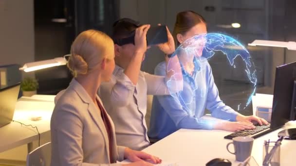 Team aziendale che lavora con cuffie per realtà virtuale — Video Stock