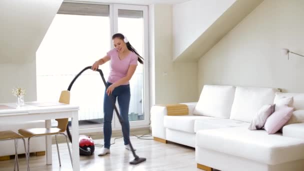 Femme ou femme au foyer avec aspirateur à la maison — Video