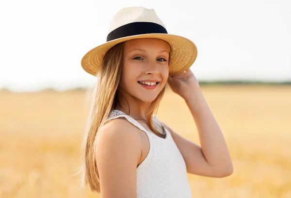 Retrato de menina em chapéu de palha no campo no verão — Fotografia de Stock