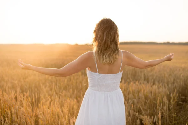 Femme heureuse jouissant de la liberté sur le champ de céréales — Photo