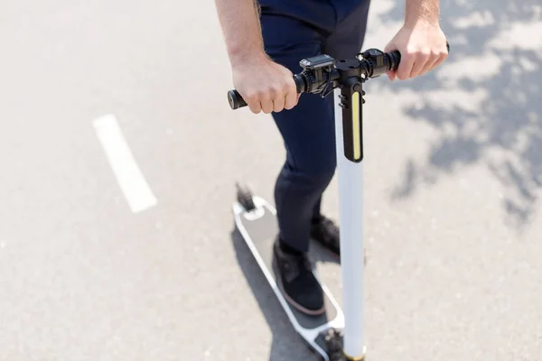 Ung affärsman ridning elektrisk skoter utomhus — Stockfoto