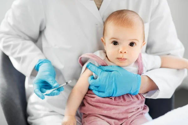 병원에서 아기 환자를 위해 백신을 만드는 의사 — 스톡 사진