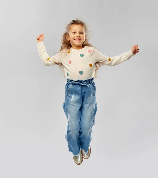 Sorrindo menina saltando — Fotografia de Stock