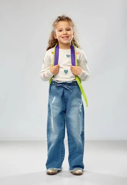 Счастливая маленькая девочка со школьным рюкзаком — стоковое фото