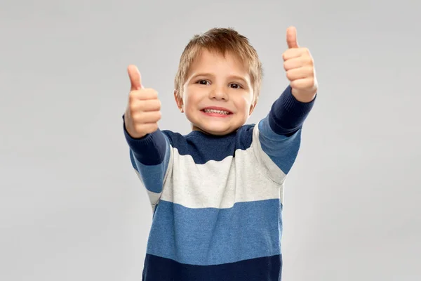 Niño pequeño en jersey a rayas mostrando los pulgares hacia arriba —  Fotos de Stock