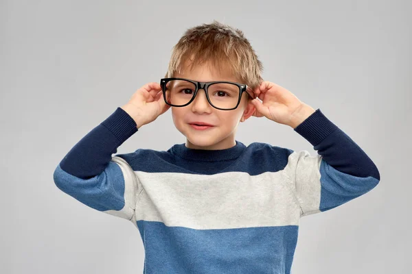 Retrato de menino sorridente em óculos — Fotografia de Stock