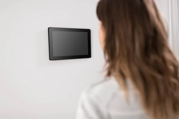 Frau schaut im Smart Home auf Tablet-Computer — Stockfoto