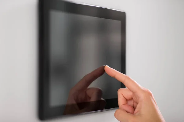 Mano usando tableta en el hogar inteligente — Foto de Stock