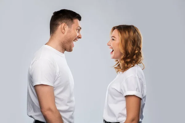 Retrato de risos casal em t-shirts brancas — Fotografia de Stock