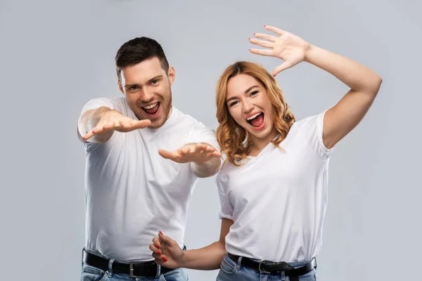 Retrato de pareja feliz en camisetas blancas bailando — Foto de Stock