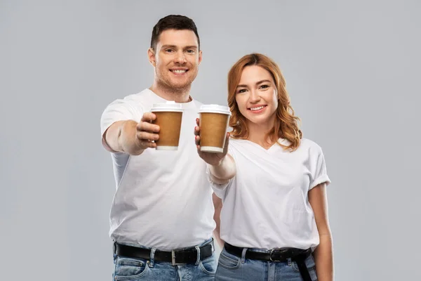 Porträtt av glada par med hämtmat kaffekoppar — Stockfoto