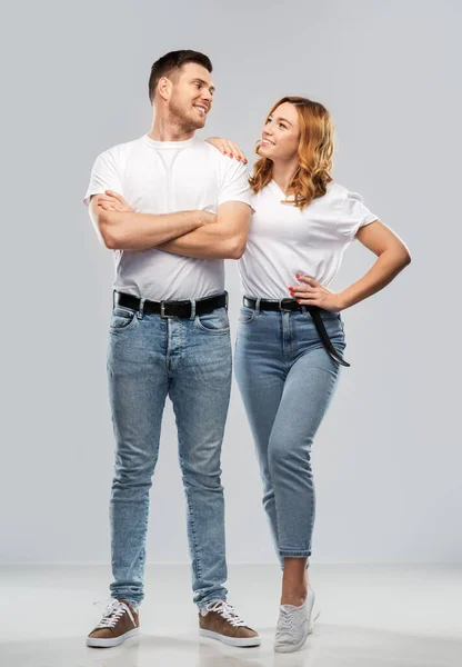 Портрет счастливой пары в белых футболках — стоковое фото