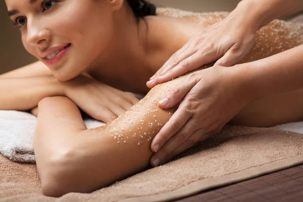 Primo piano della donna che fa un massaggio al sale al centro benessere — Foto Stock