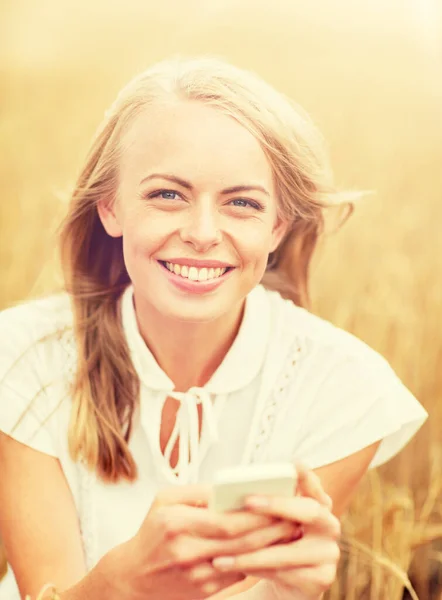 Mulher feliz com smartphone e fones de ouvido — Fotografia de Stock