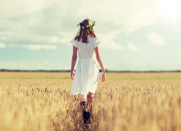 Felice giovane donna in corona di fiori sul campo di cereali — Foto Stock