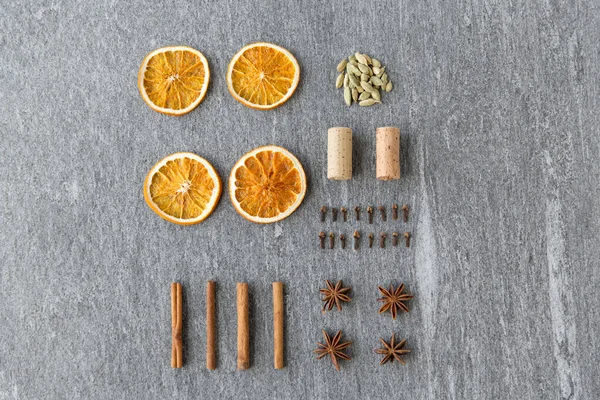 Oranye kering, kayu manis, cengkih, anise dan kapulaga — Stok Foto