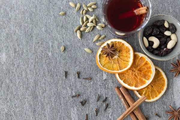 Glühwein, Orangenscheiben, Rosinen und Gewürze — Stockfoto