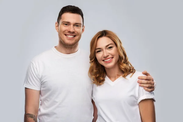 Retrato de casal feliz em camisetas brancas Imagens De Bancos De Imagens Sem Royalties