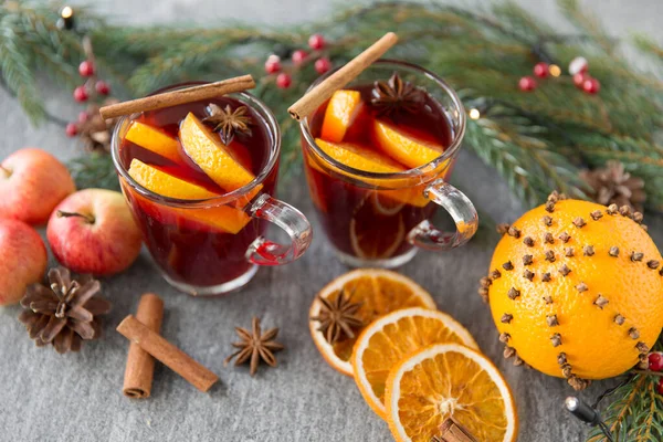 Verre de vin chaud chaud chaud, biscuits, pommes et sapin — Photo