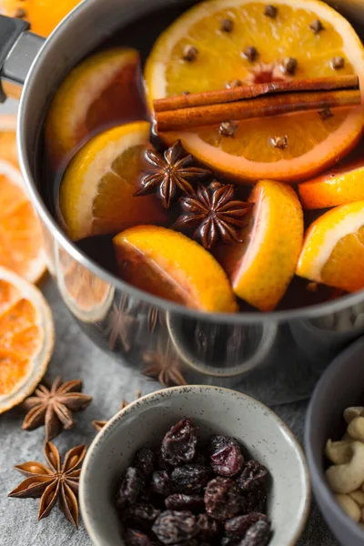 Pentola con vin brulè caldo, fette di arancia e spezie — Foto Stock