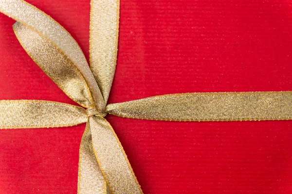 Primer plano de la caja de regalo roja de Navidad con arco de oro —  Fotos de Stock